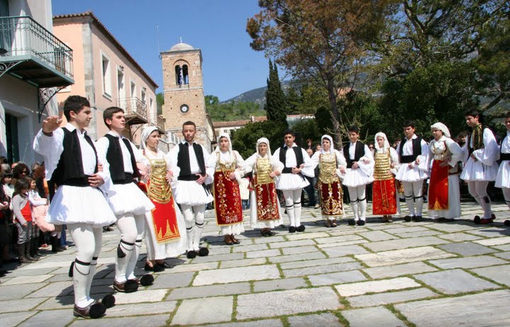 Μάθημα Παραδοσιακών Ελληνικών Χορών